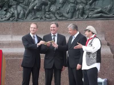 Die Goldelse ist wiederer�ffnet - 
Carsten Spallek �bergibt den Goldenen Schl�ssel