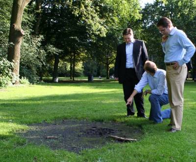 Carsten Spallek erl�utert Sch�den, die durch das Grillen im Tiergarten verursacht wurden.