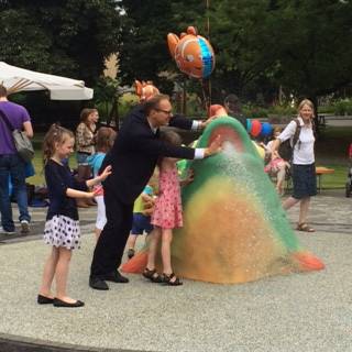 Der Wasserspielplatz an der Eichendorffstr kann endlich er�ffnet werden. Die Kinder haben ihren Spa�...
