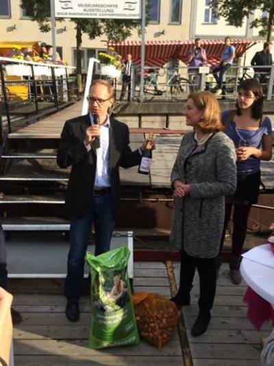 Feierliche �bergabe einer Tulpen-Spende durch die Niederl�ndische Botschafterin (als Dank gibt es eine Flasche \