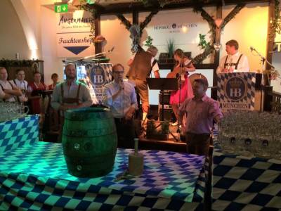 O�zapf is - beim Fassbieranstich 2015 des Oktoberfestes im Hofbr�uhaus Berlin